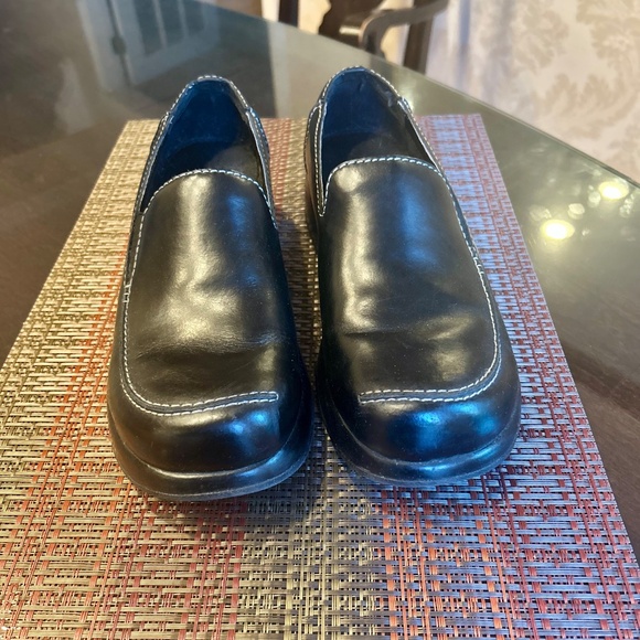 Sketchers Black Leather Loafers with Round Toe & Thick Sole in Size 10 - Picture 2 of 6